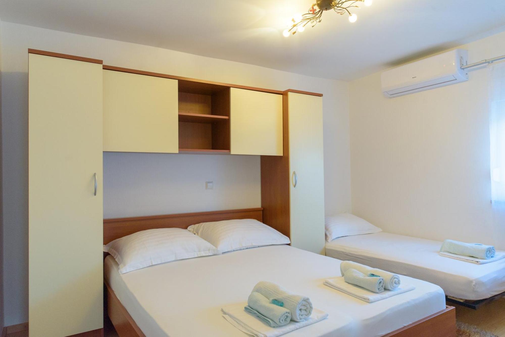 Jeli Apartments Starigrad Paklenica Chambre photo